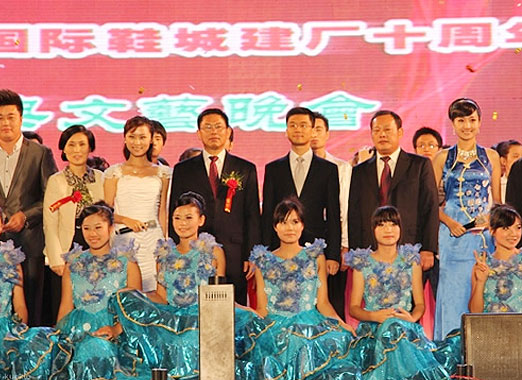 2011年10月15日，受華寶公司的邀請，到江西參加了華寶公司的十周年慶典
